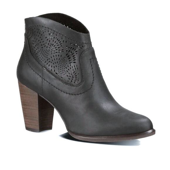 UGG Shoes - EUC UGG Charlotte Perforated Leather Heeled Western Booties 8.5 / Casual Rustic